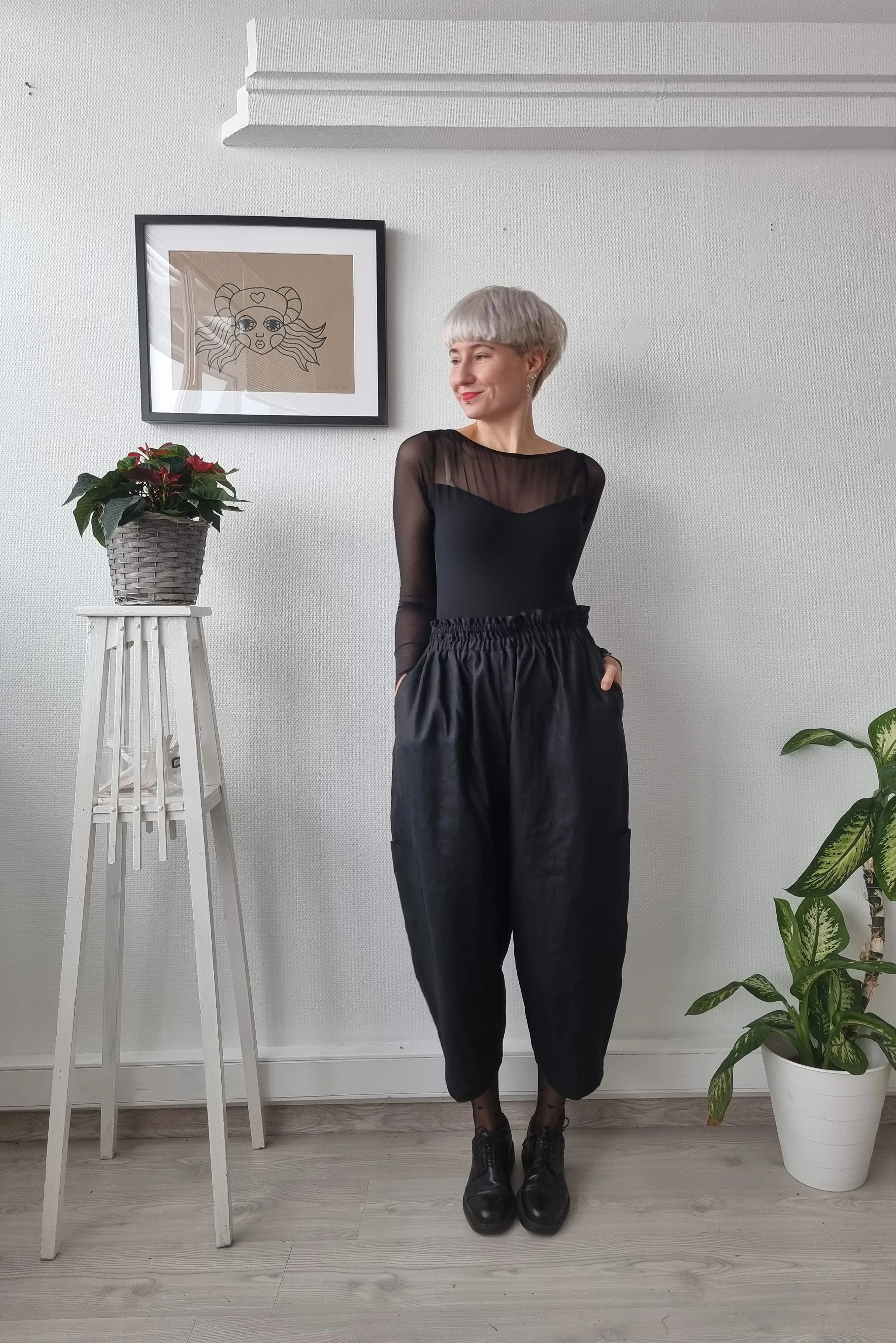 Black Linen Blend Wide Balloon Statement Pants in 4/5 Lenght and Side Pockets