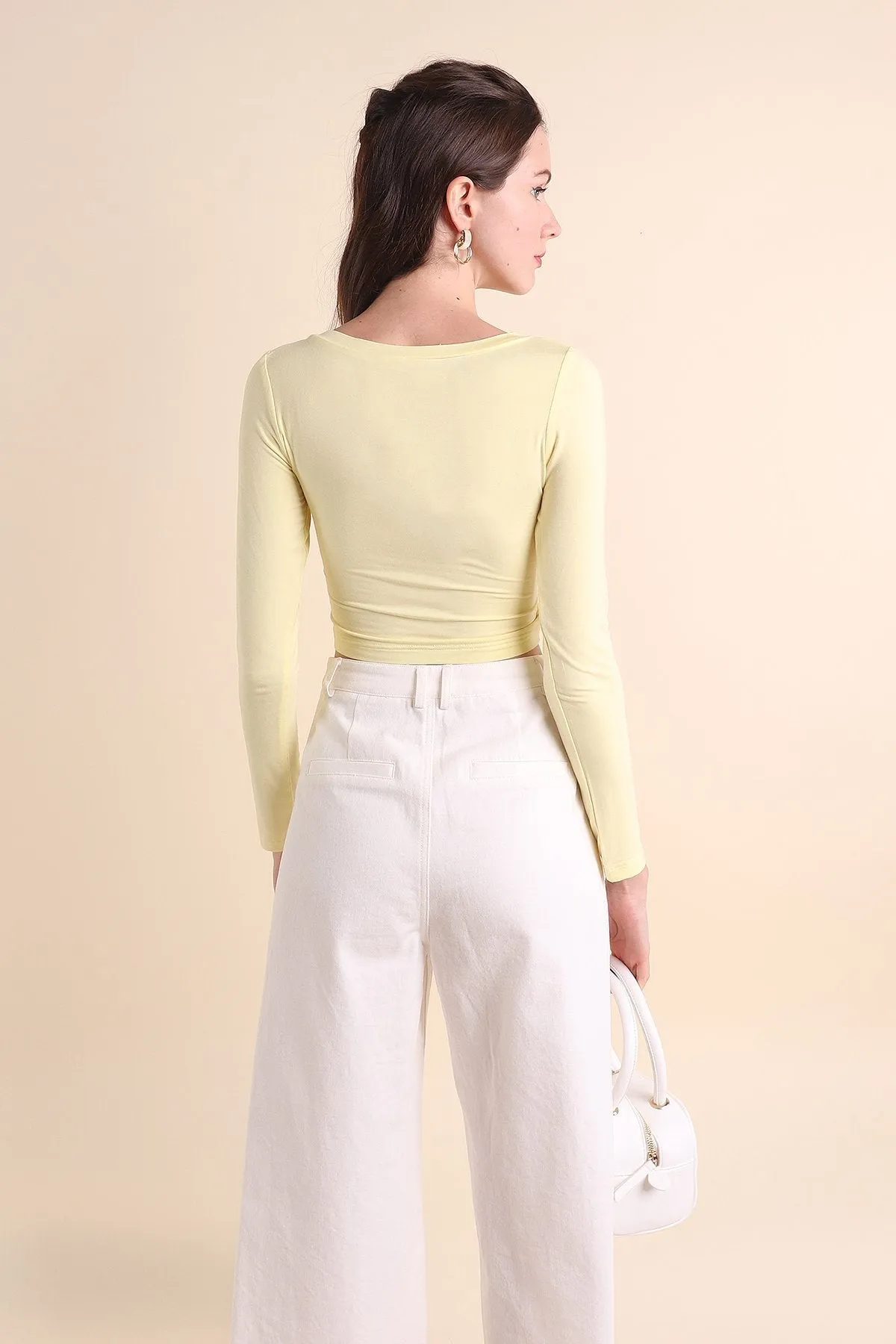 MADEBYNM BASICS EVIE V-NECK LONG SLEEVE CROPPED TOP IN PALE DAFFODIL