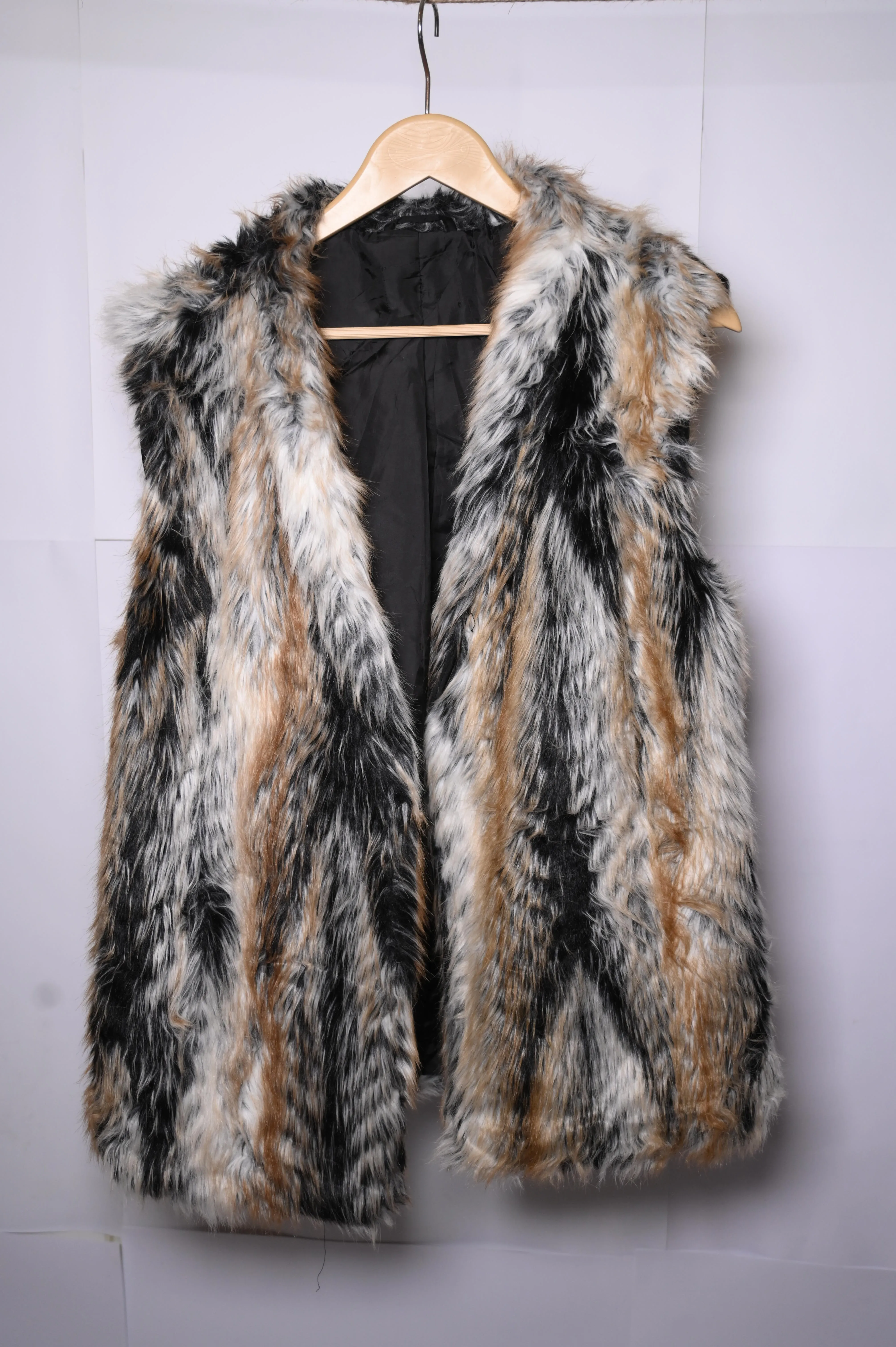 Thriftyfy White, Brown, and Black Fur Sleeveless Jacket – Effortless Elegance in Every Layer